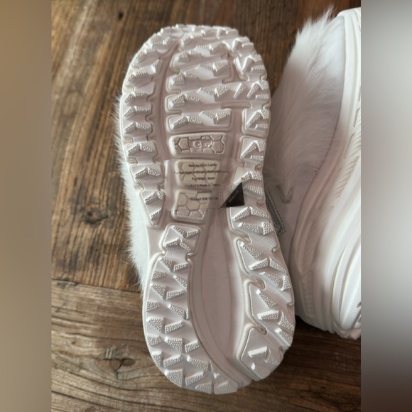 UGG Women's Fluffy White and light blue Slippers(missing fur on one of the pair) - Picture 6 of 13